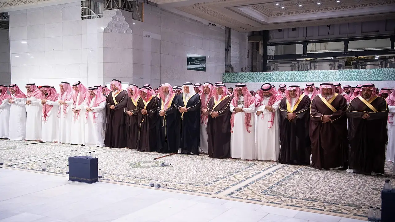 الأميرة عبطا بنت عبدالعزيز.. نائب أمير مكة يتقدم المصلين في صلاة الميت